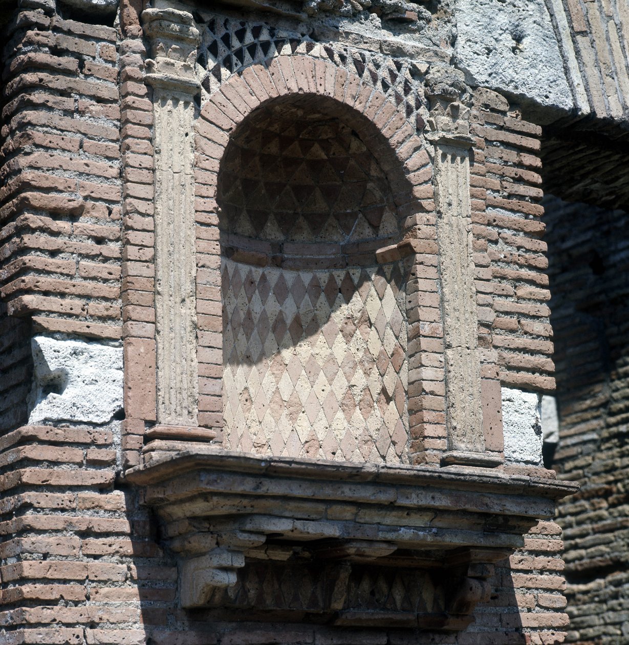 Casa del Laraire (Lararium) in Ostia, nabij Rome door Roman Roman