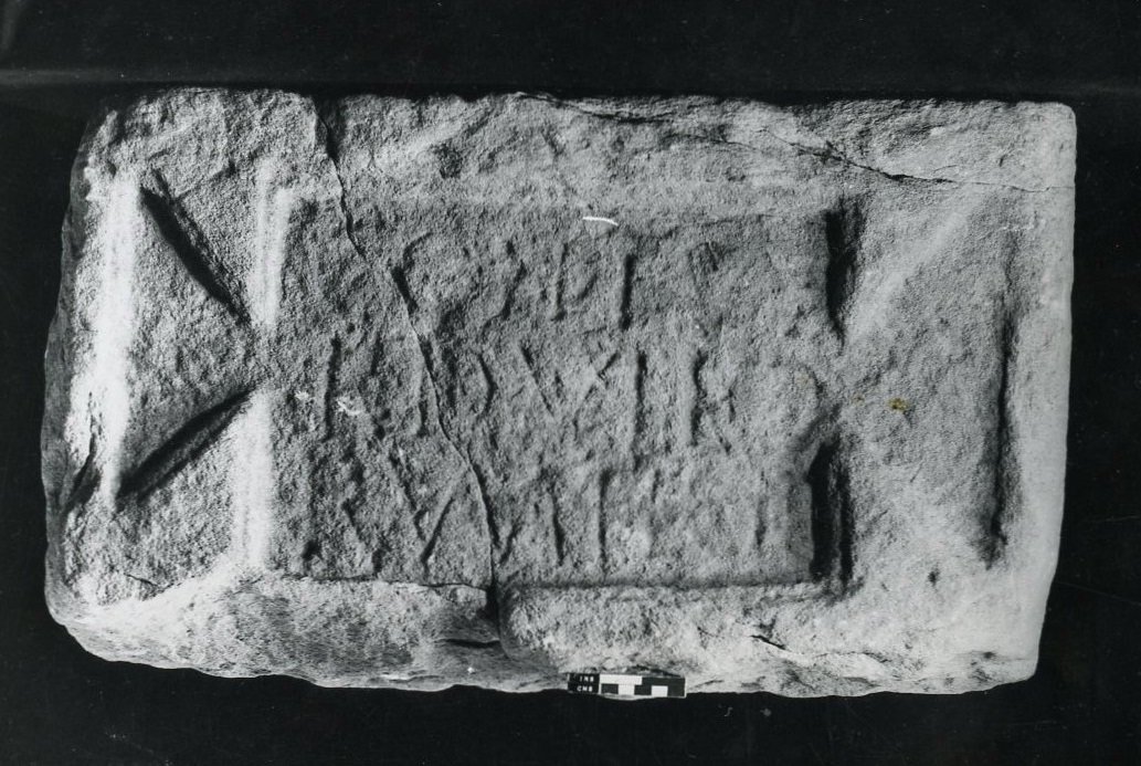 Centuriale steen van de Coh. I Vardullorum door Roman Roman