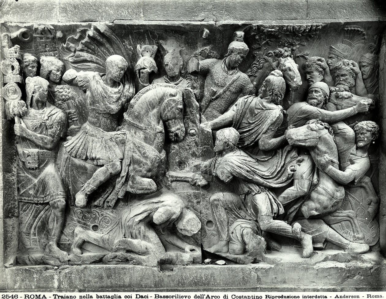 Detail van de grote Trajanus fries in de Boog van Constantijn, Romeins Forum (marmer) door Roman Roman