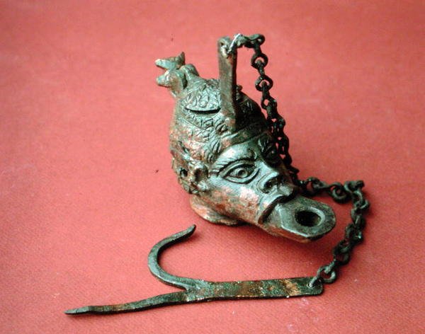 Hangende olielamp in de vorm van een Afrikaans hoofd, uit Belkis (nu Zeugma), Turkije door Roman Roman