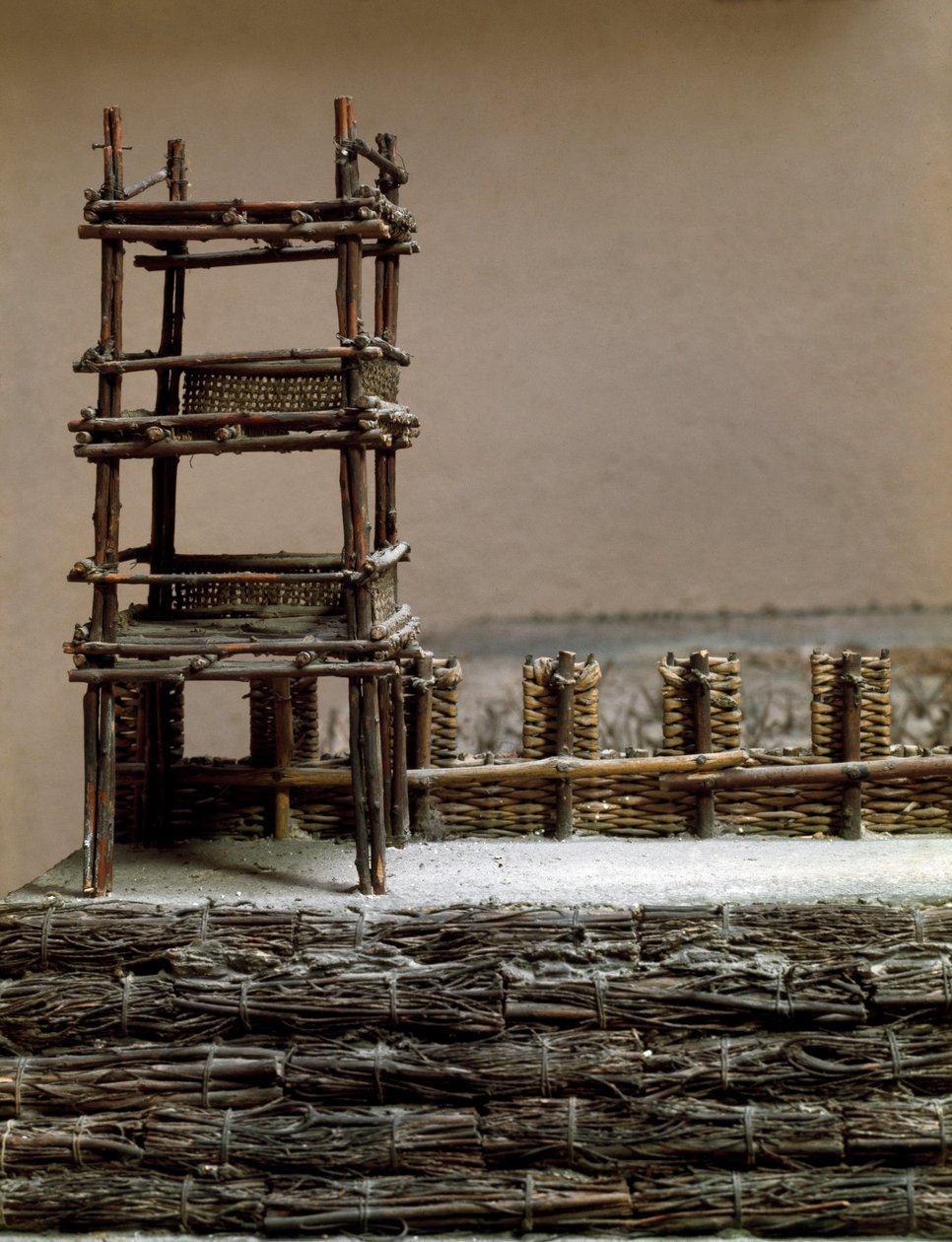 Model dat het beleg en de slag van Alesia in september 52 v.Chr. door Julius Caesar weergeeft, waarbij Vercingetorix werd verslagen. Detail dat het verdedigingssysteem gebouwd door Caesar toont. Rome, Museum van de Romeinse Beschaving door Roman Roman