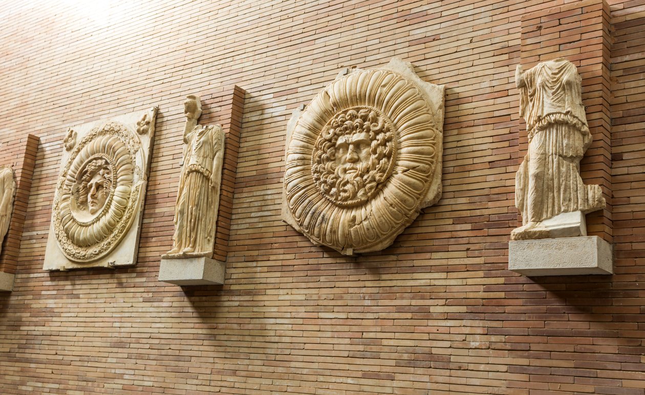 Plakkaten op de muur in de grote hal door Roman Roman