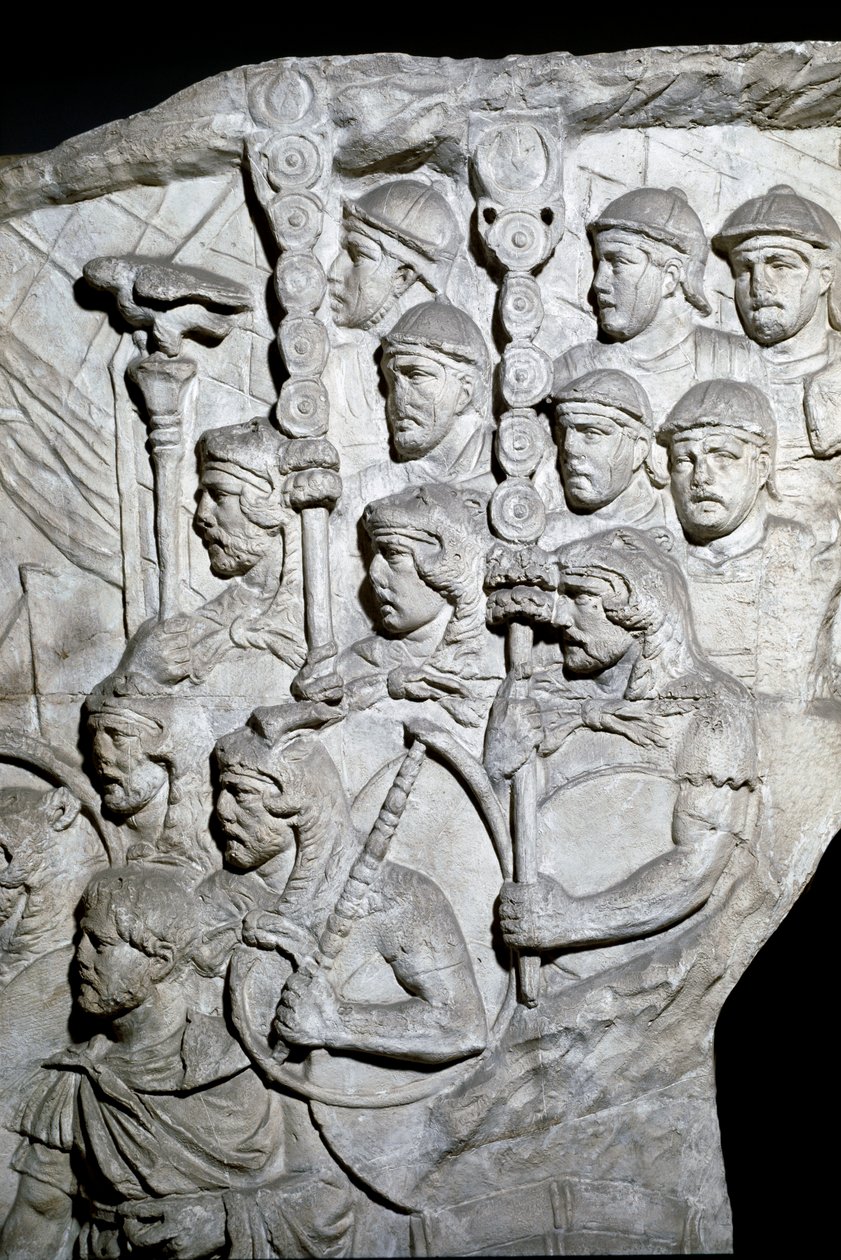 Romeinse kunst: krijgers die Vexillum (Romeinse vaandels) dragen. Gietvorm uit 1862 die de bas-reliëfs van de zuil van Trajanus (Colonna Traiana) in Rome reproduceert, gebouwd tijdens het bewind van keizer Trajanus (53-117) door Roman Roman