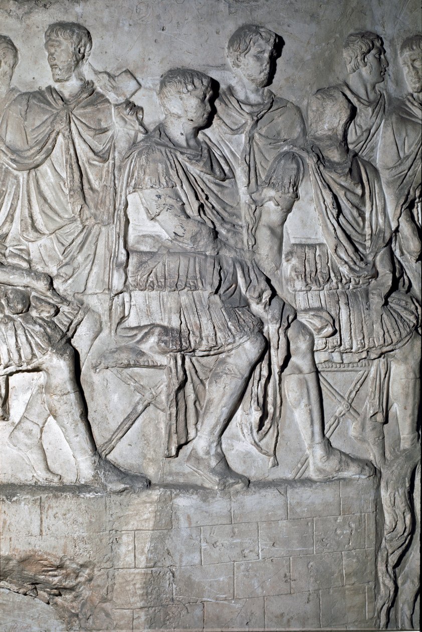 De Romeinse keizer Trajanus op de tribune die een krijgsraad houdt. Gietvorm uit 1862 die de bas-reliëfs van de Zuil van Trajanus reproduceert, gebouwd tijdens het bewind van keizer Trajanus (53-117). door Roman Roman