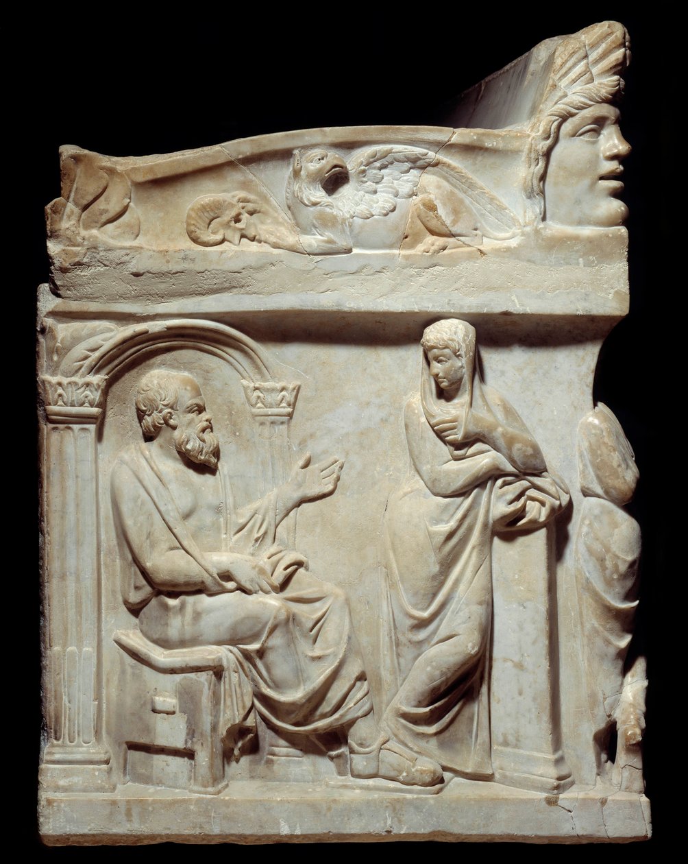 Romeinse oudheid: Sarcofaag van de Muzen. Deze sarcofaag is versierd met de voorstelling van de negen muzen en, aan de zijkanten, portretten van de filosoof Socrates en de dichter Hesiodus door Roman Roman