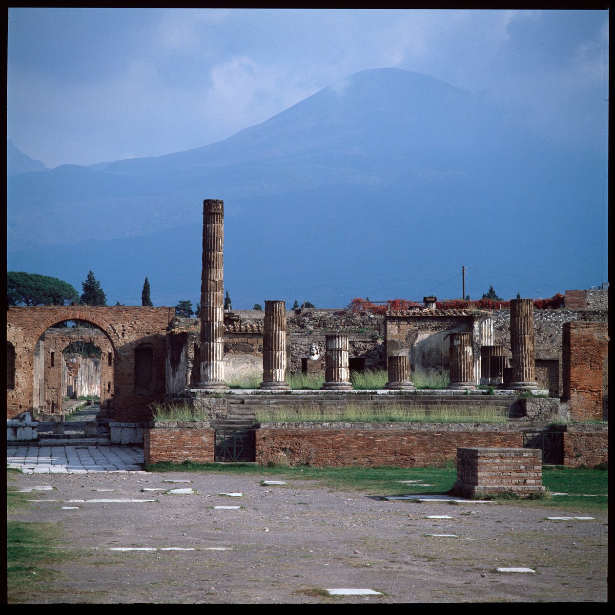 Romeinse kunst: uitzicht op het forum, archeologische site van Pompeii (1e eeuw v.Chr.-1e eeuw n.Chr.) Italië door Roman Roman