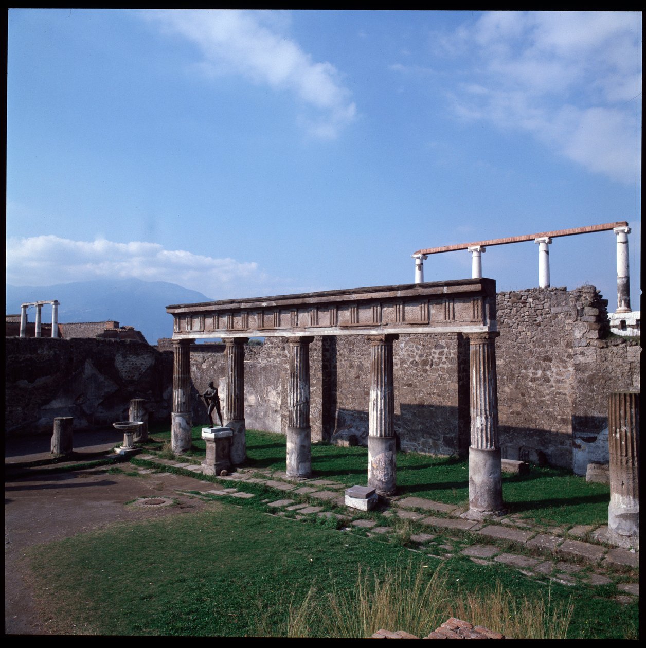 Romeinse kunst: uitzicht op de tempel van Apollo op de archeologische site van Pompeii (4e eeuw v.Chr.-2e eeuw v.Chr.), Italië door Roman Roman