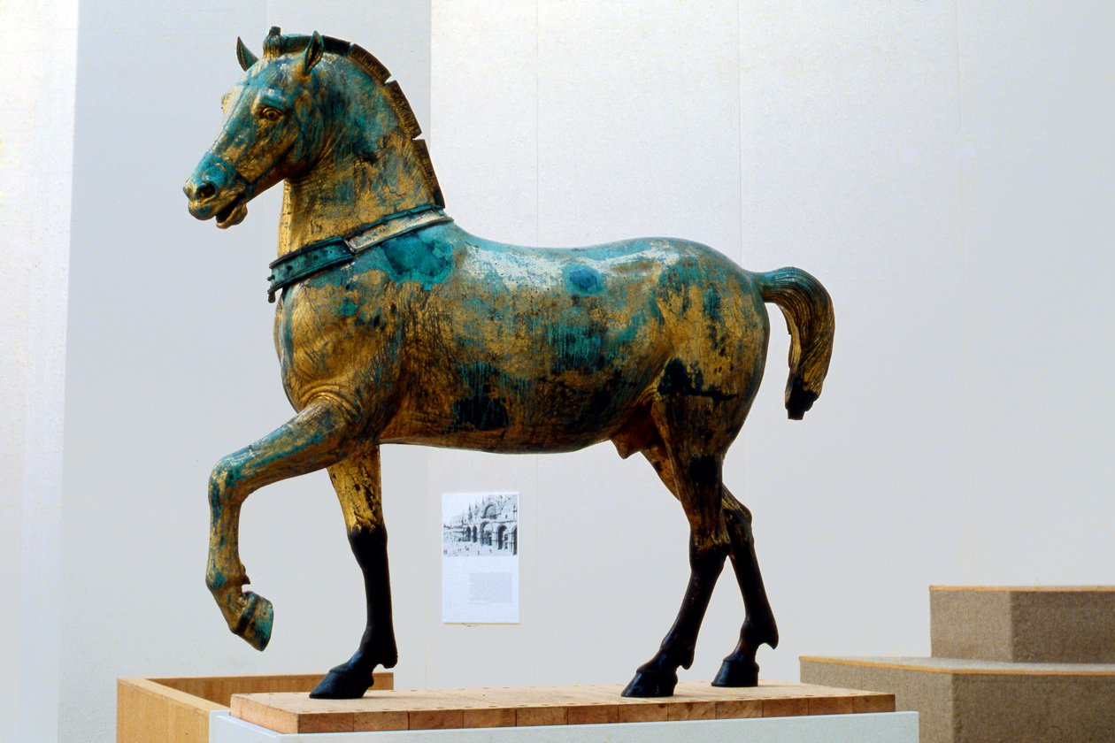 Standbeeld van een van de vier triomfantelijke quadriga-paarden van San Marco (brons) door Roman Roman