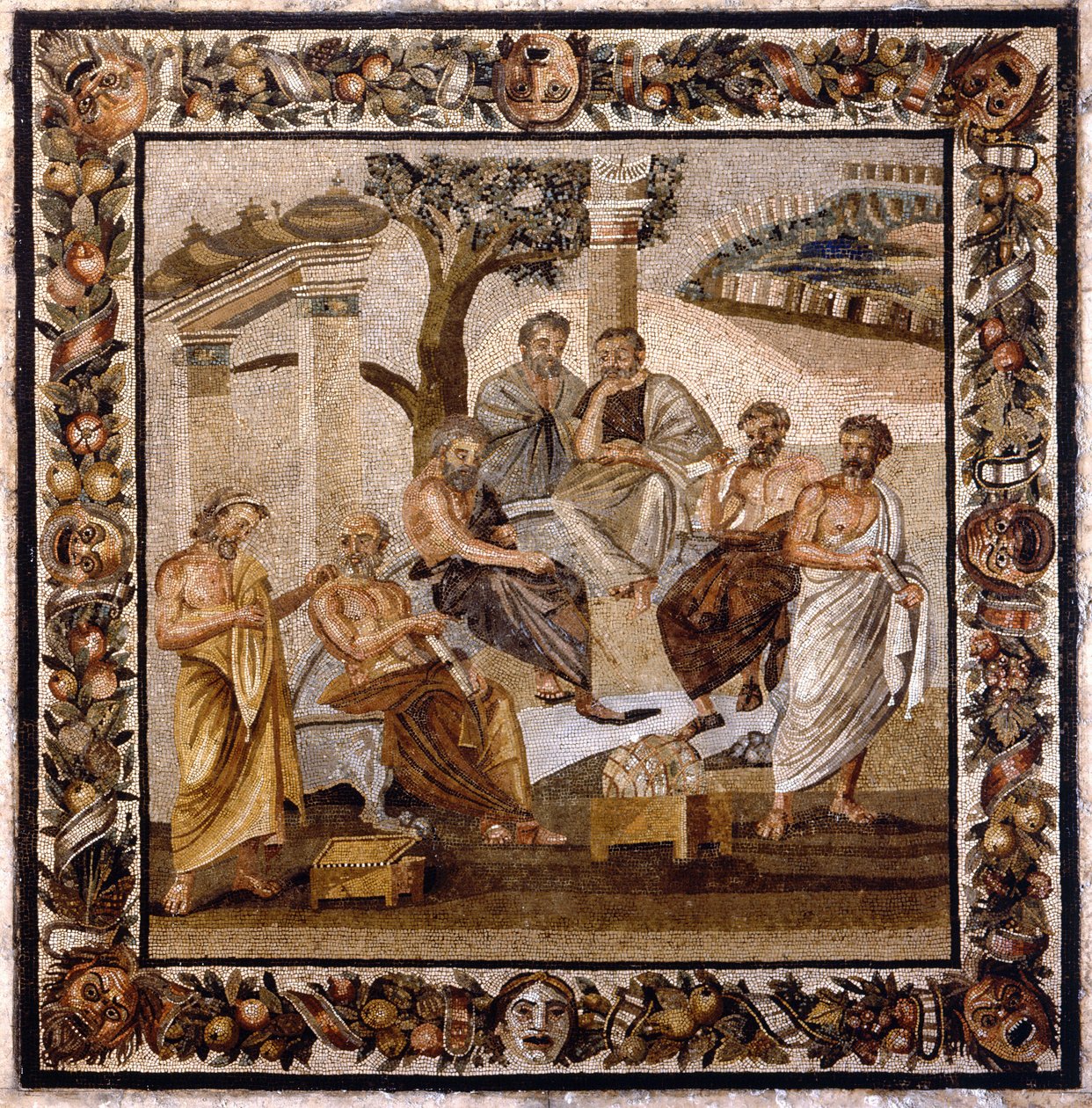 De Academie van Plato: de filosoof die in het midden zit, onderwijst een groep discipelen van de Academie van Athene (gesticht door hemzelf in 378 v.Chr.) - Mozaïek gevonden in Boscotrecase, nu tentoongesteld in het Nationaal Museum, Napels door Roman Roman