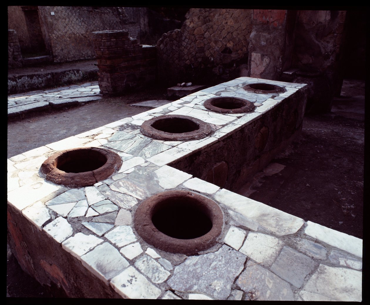 Thermopolium marmeren toonbank, 5e eeuw v.Chr. - 1e eeuw n.Chr. door Roman Roman