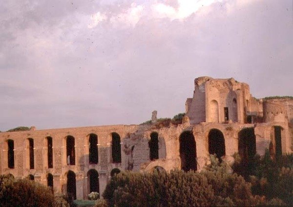 Uitzicht op de Palatijn vanaf het Circus Maximus door Roman Roman