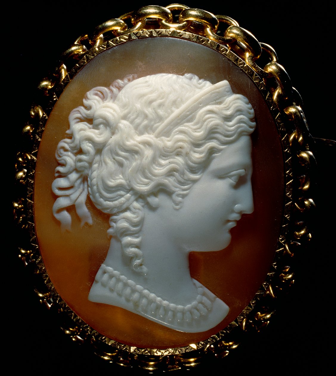 Portret van een vrouwelijk profiel; camee op sardonyx, gezet in goud door Roman School