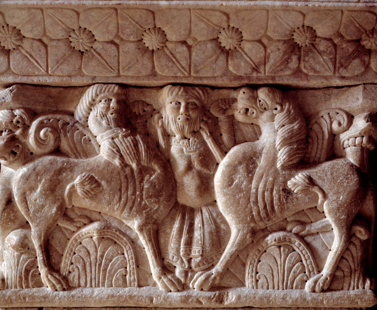 Een centaur en een leeuw, gesculpteerd kapiteel in de tribune van het klooster door Romanesque