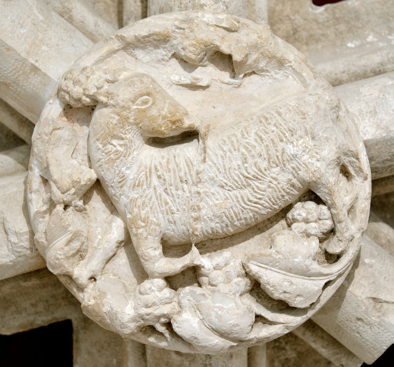 Een lam, detail van het gewelf van de Saint Laurent kapel (detail) door Romanesque