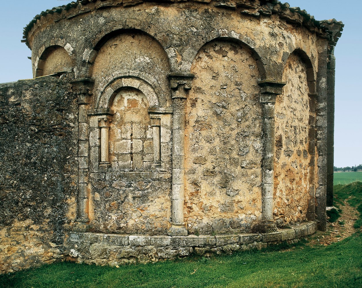 Apsis gezien van buiten, Kerk van St. Michael (Parroquia católica de san Miguel Arcángel) in Valdenebro, Soria, Castilië en León, Spanje, eind 12e - begin 13e eeuw (foto) door Romanesque