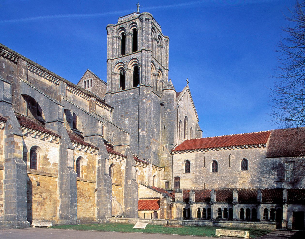 Basiliek van Vézelay (Yonne, Bourgondië), buitenaanzicht door Romanesque
