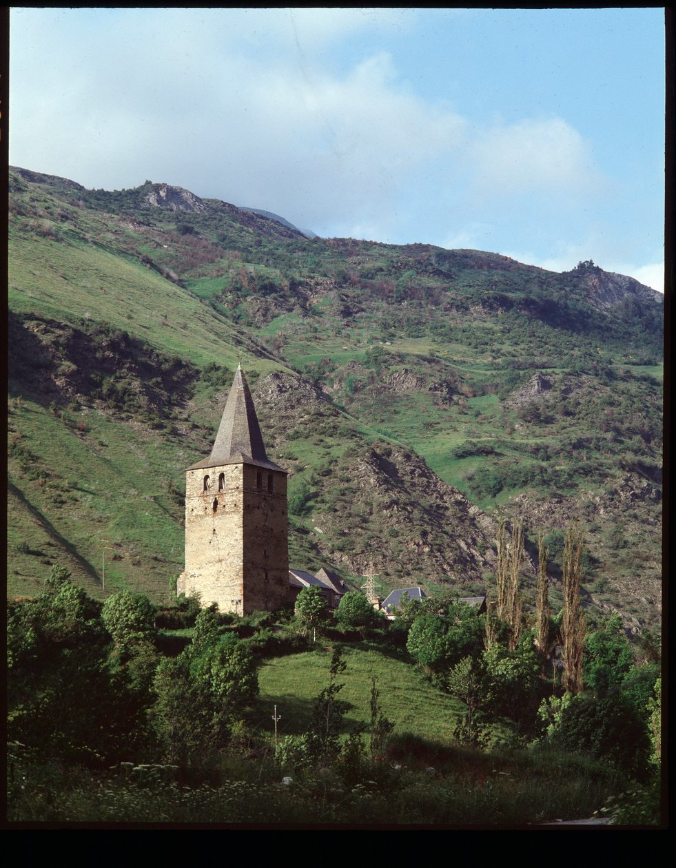 Klokkentoren van de kerk door Romanesque