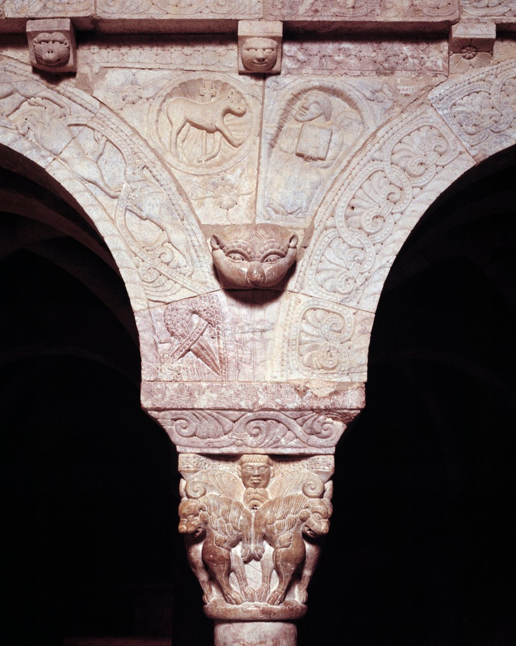 Detail (het lam van God en symbool van evangelist Lucas, gekerfd op de tribune van het Priorij) door Romanesque