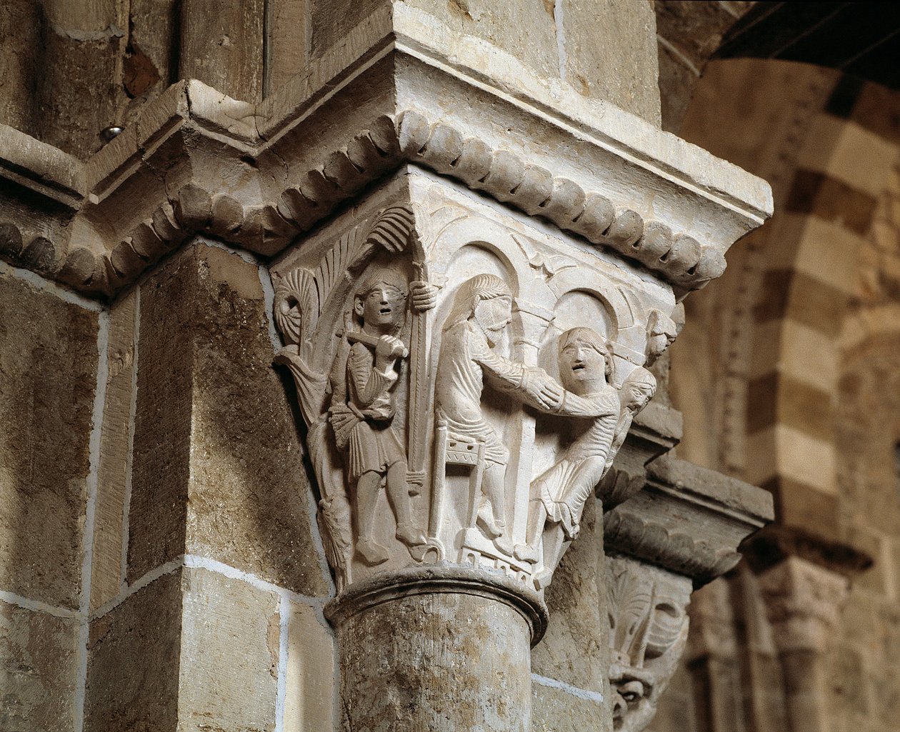 Ezau keert terug van de jacht en vindt zijn vader Isaak die Jakob zegent (gesneden kapiteel) door Romanesque