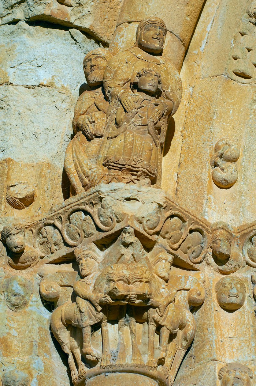 Gevel van de Kerk van Santa Maria de Covet, Isona, Spanje, detail van een kapiteel door Romanesque