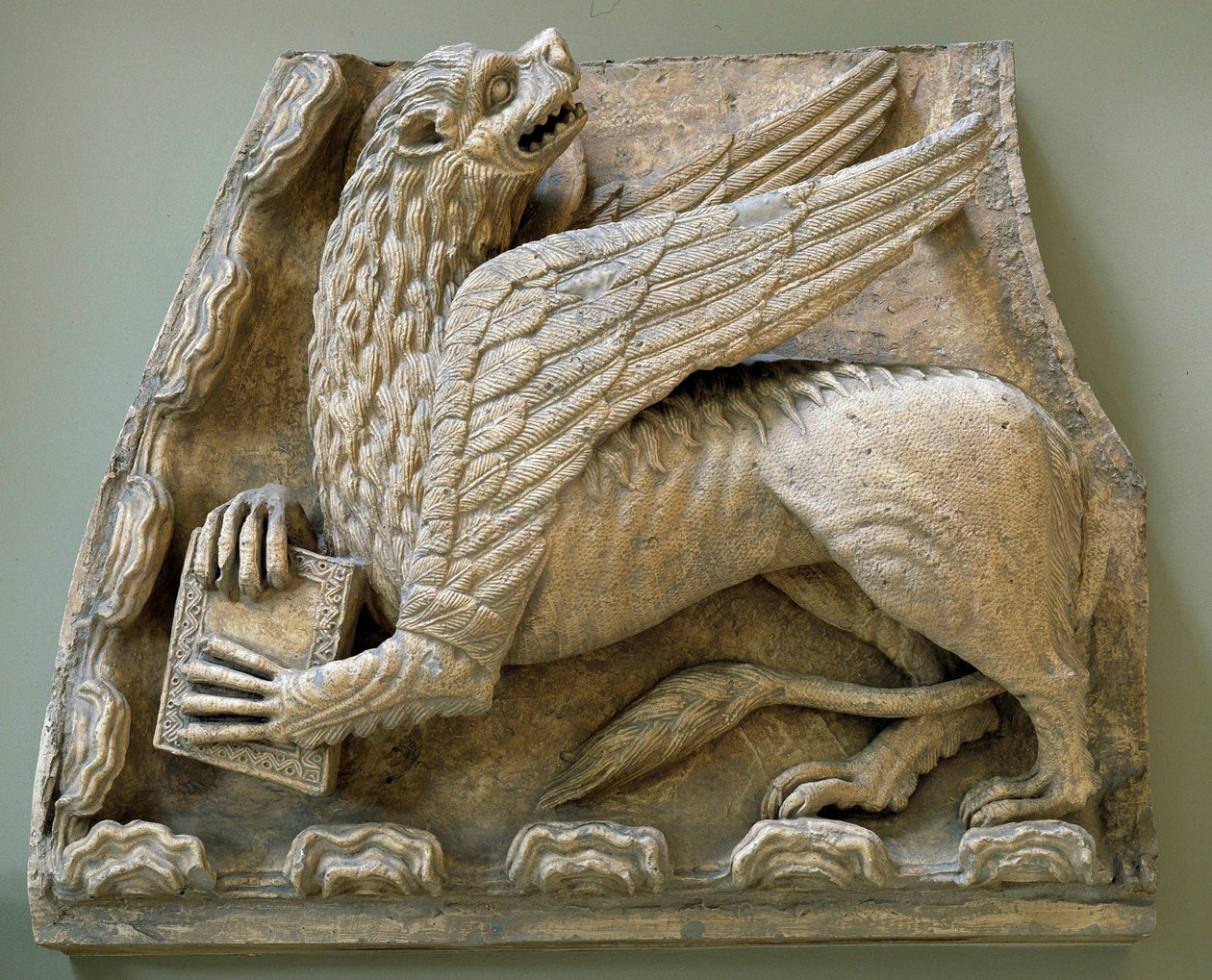 Griffioen sculpturen van het origineel van het portaal van de Kerk Saint Loup de Naud door Romanesque