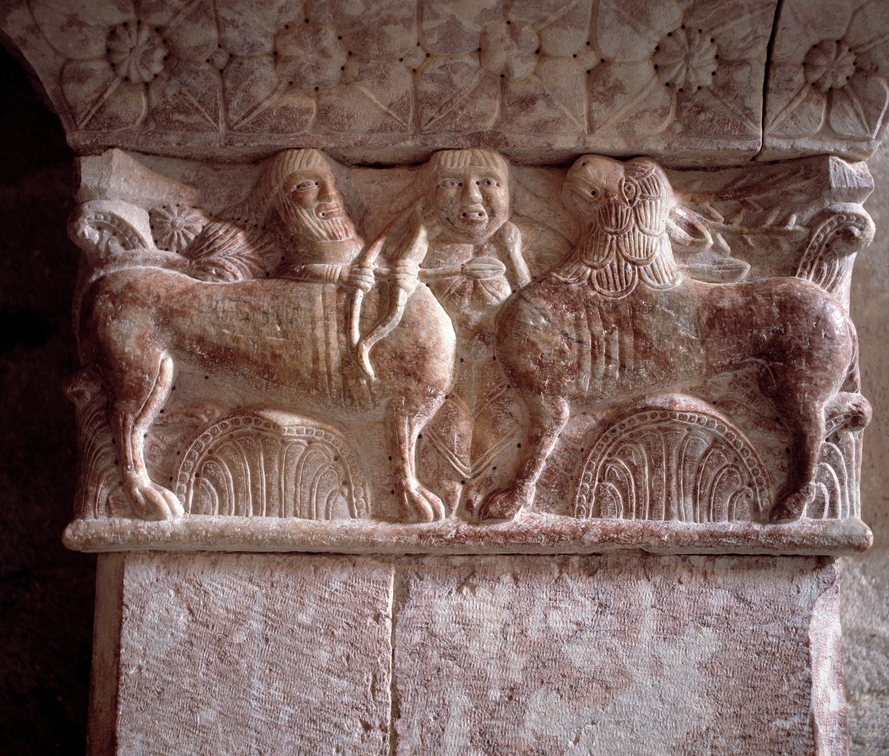 Jachtscène, gebeeldhouwde kapiteel in de tribune van de Priorij door Romanesque
