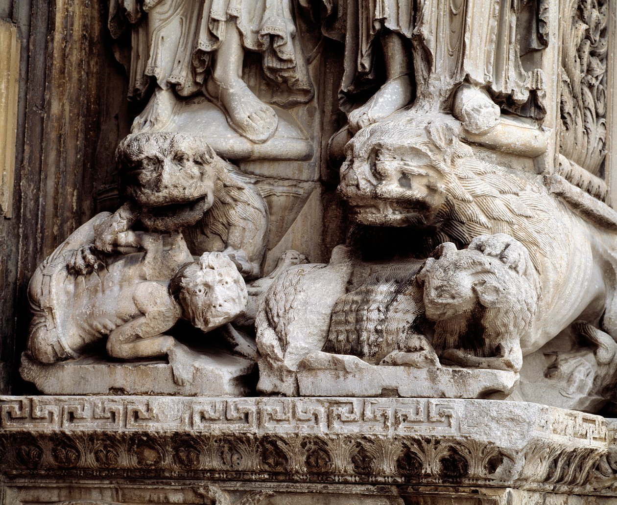Monsters. Gekerfde steun van een kolom door Romanesque