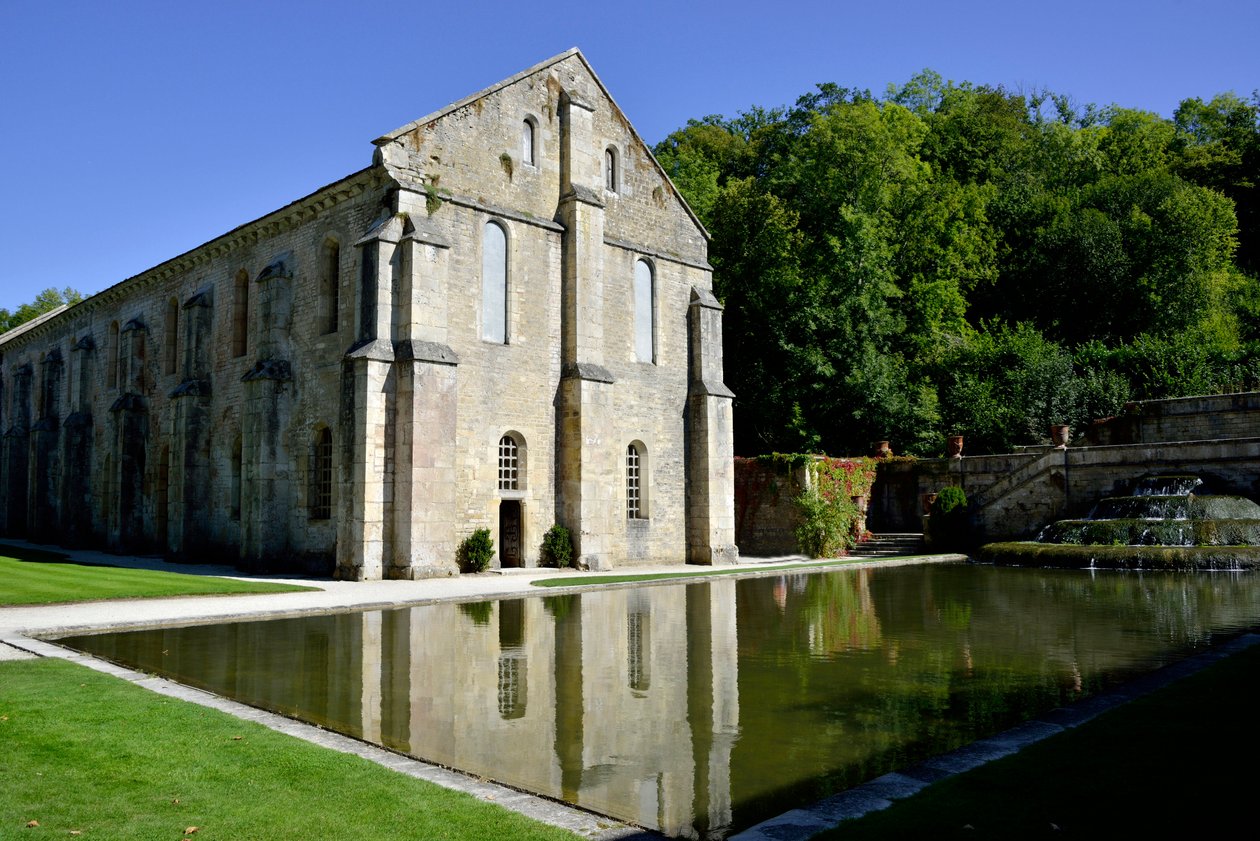 Romaans architectuur: buitenaanzicht van de smederij van de Cisterciënzer abdij van Fontenay, Bourgondië, eind 12e eeuw door Romanesque