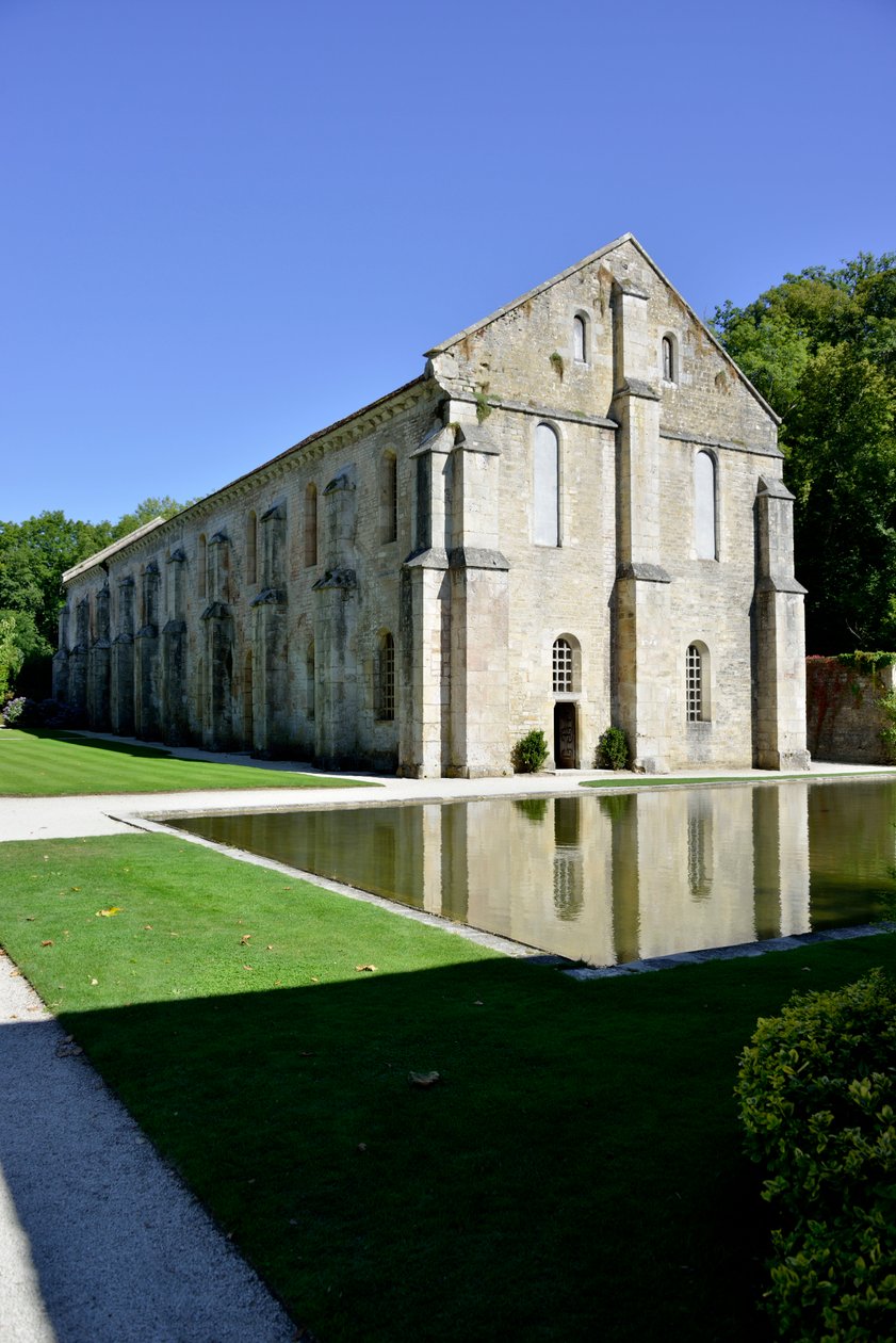 Romaanse architectuur: buitenaanzicht van de smederij van de Cisterciënzer abdij van Fontenay, Bourgondië, eind 12e eeuw door Romanesque