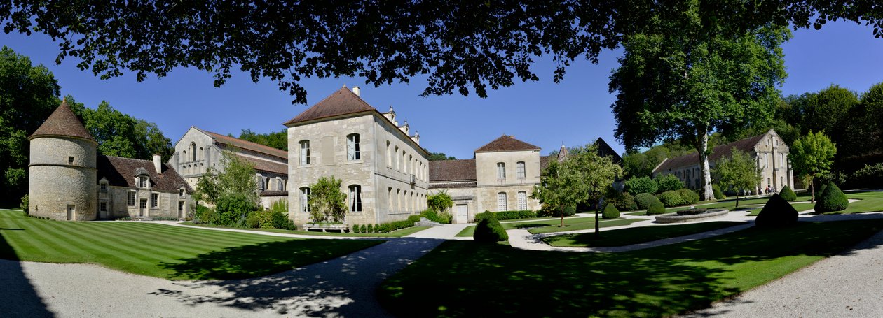 Romaans architectuur: panoramisch uitzicht op de Cisterciënzer abdij van Fontenay, Bourgondië door Romanesque