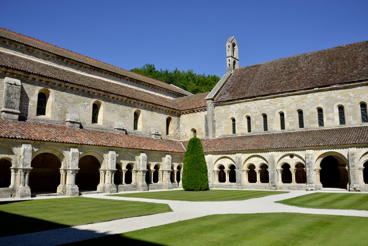 Romaanse architectuur: uitzicht op het klooster en de gebouwen van de Cisterciënzer abdij van Fontenay, Bourgondië door Romanesque