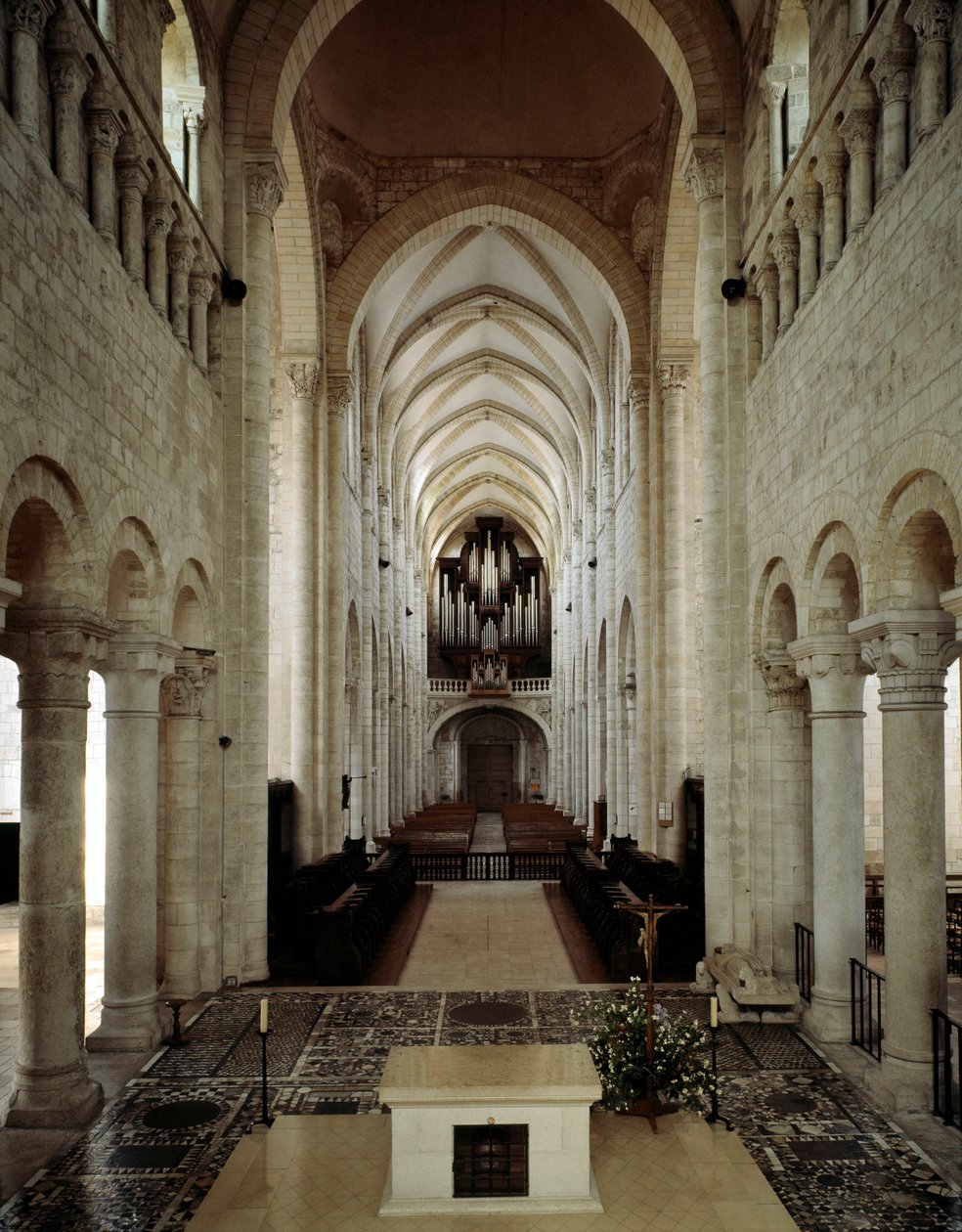 Romaans kunst: binnenaanzicht van de Basiliek van Saint Benoit sur Loire (Loiret) gebouwd tussen de 11e en 13e eeuw door Romanesque