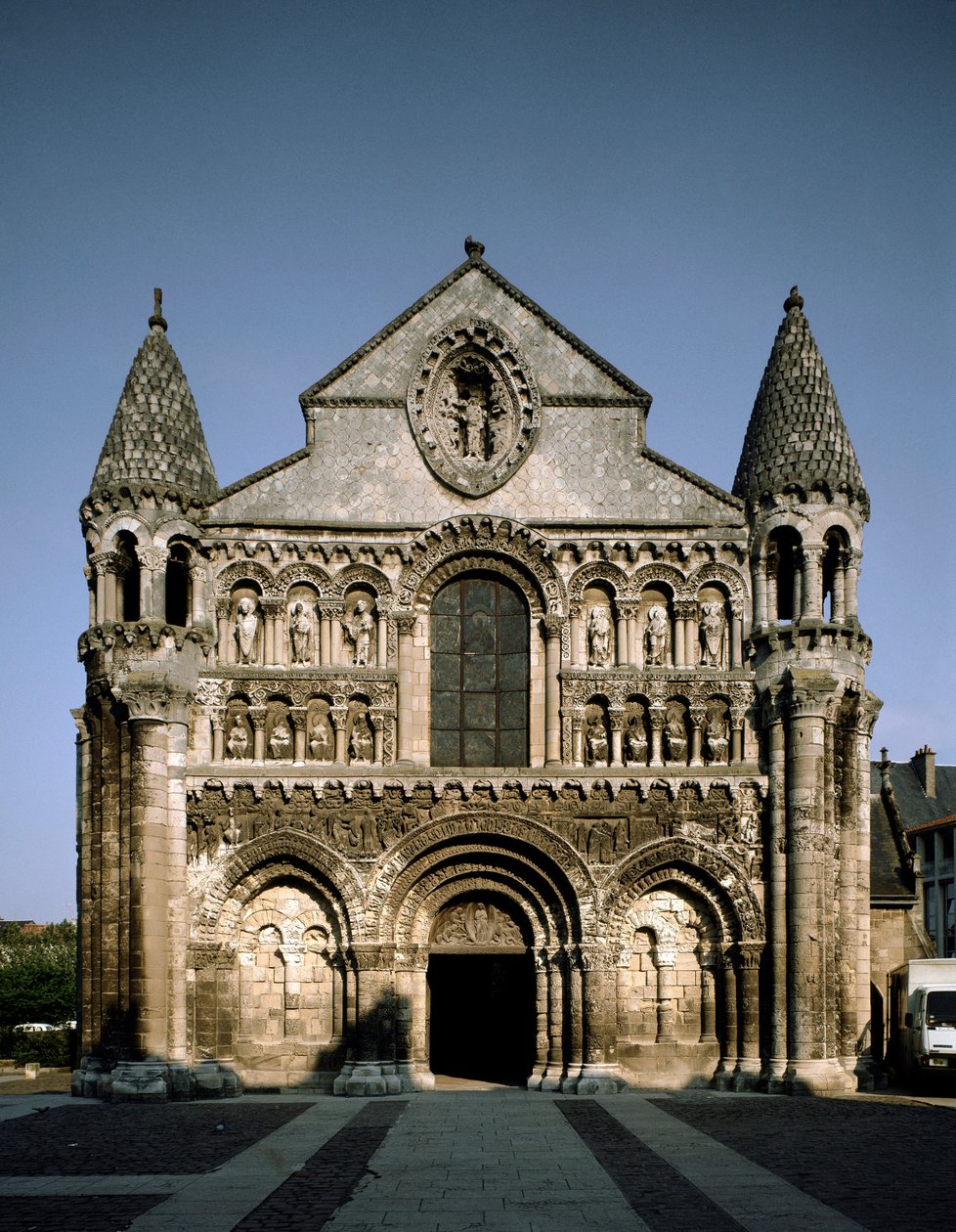 Romaanse kunst: zicht op Notre Dame la Grande door Romanesque