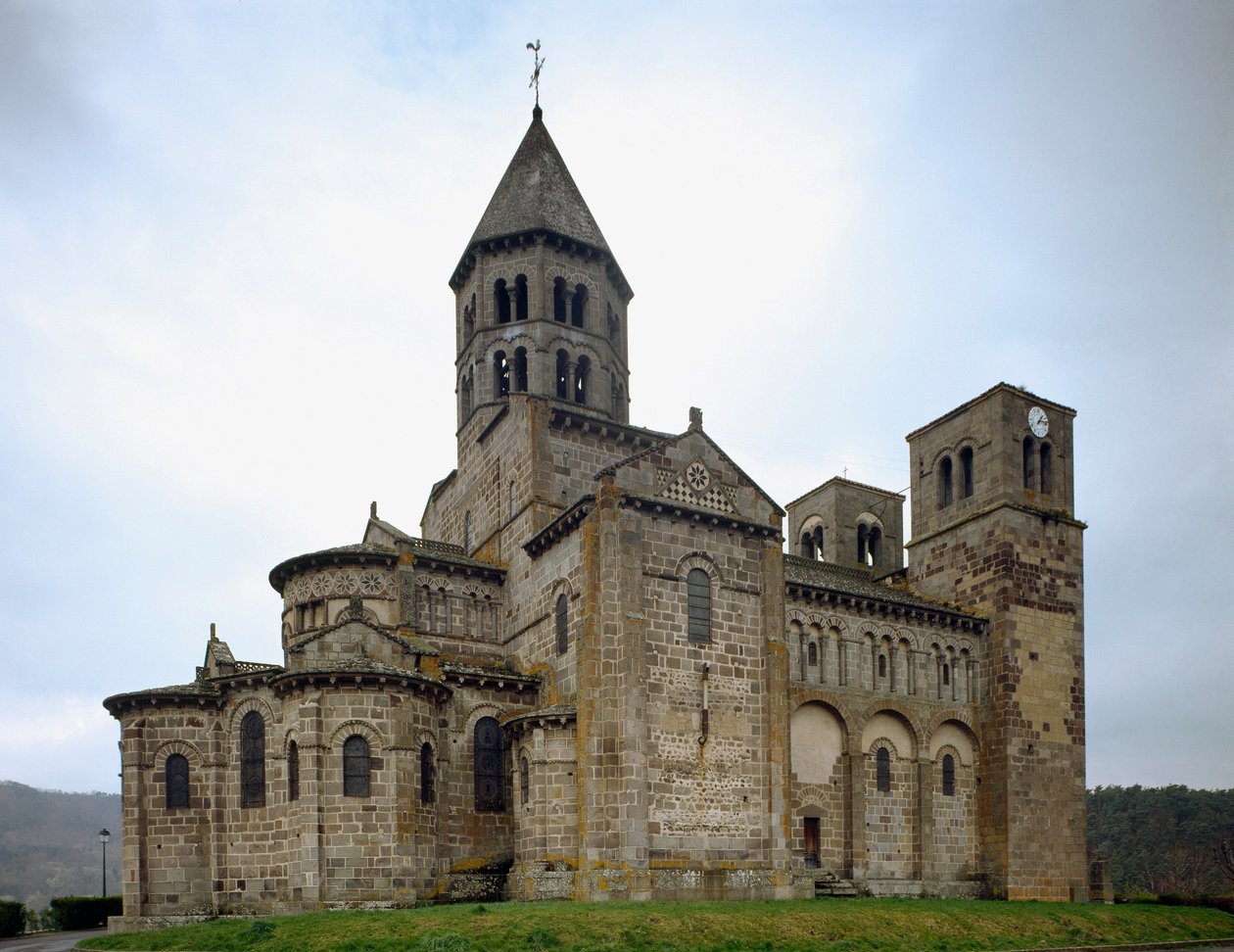 Romaanse kunst: zicht op de kerk van Saint-Nectaire door Romanesque