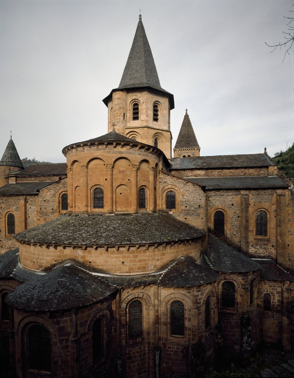 Romaanse kunst: uitzicht op de kerk van de Abdij Sainte Foy van Conques door Romanesque