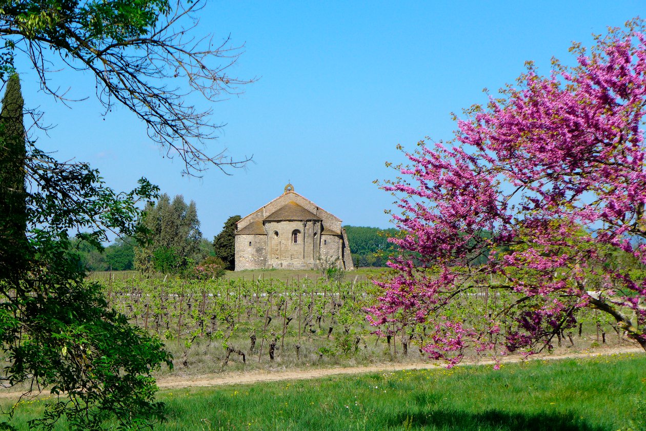 Romaanse kapel Saint-Etienne de Vaissiere in Azille door Romanesque