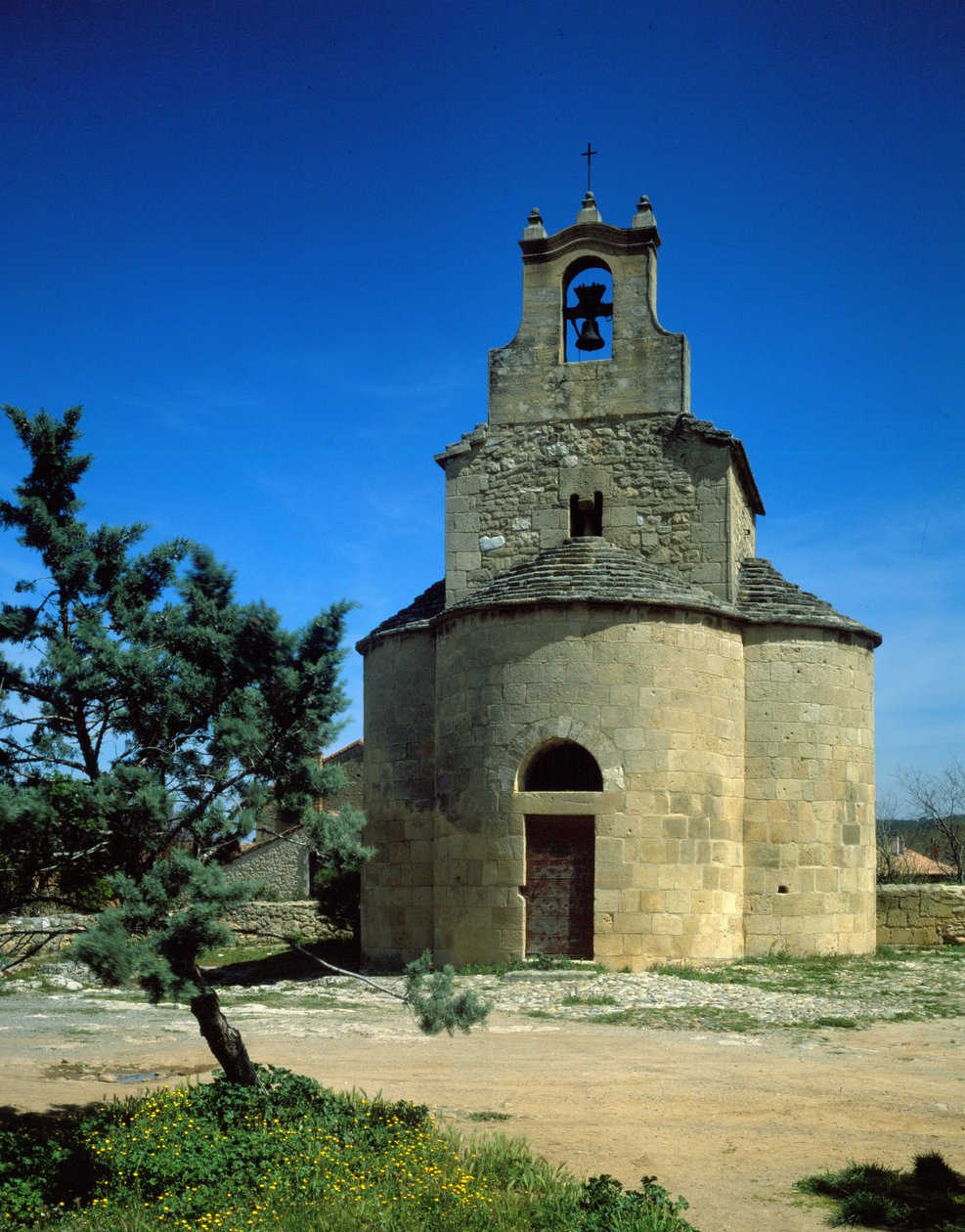 Romaanse kapel, Sainte Croix, in Peyrolles in Aix-en-Provence door Romanesque