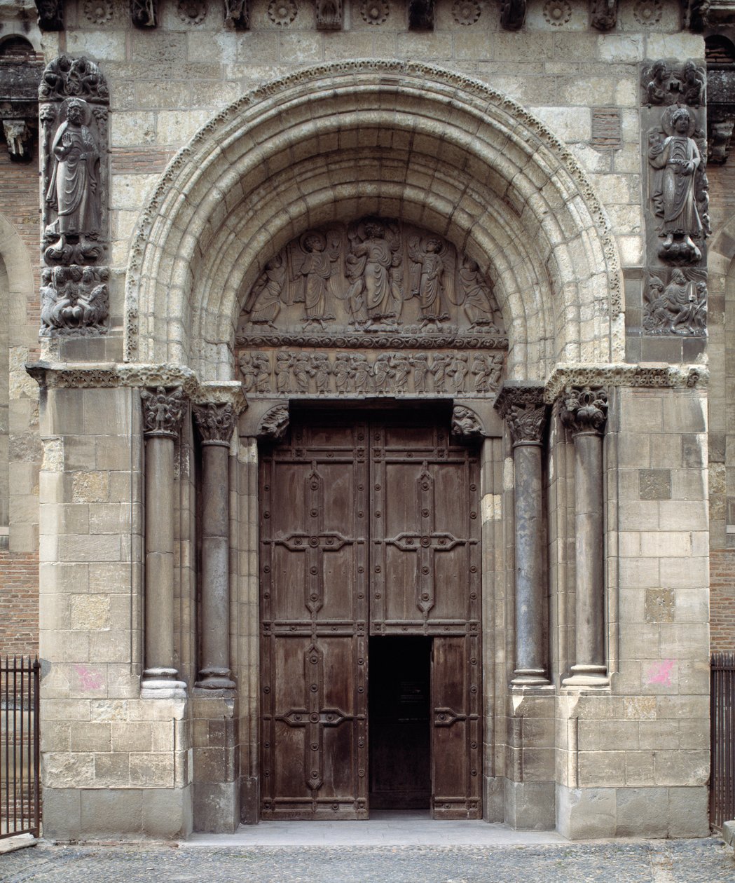 Zuidportaal van de basiliek door Romanesque