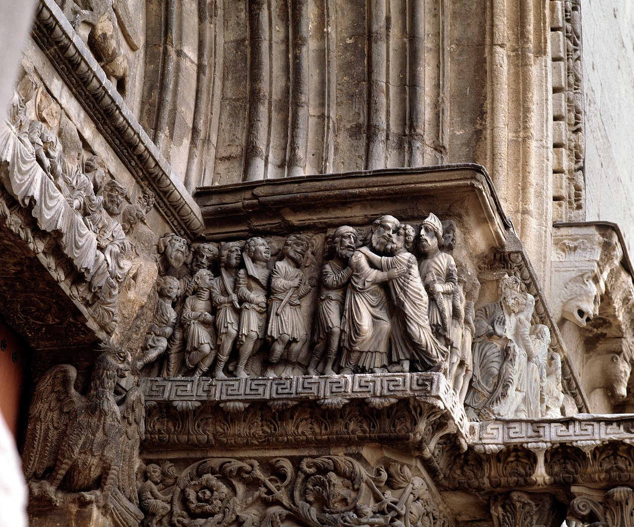 De kus van Judas, fries van het portaal door Romanesque