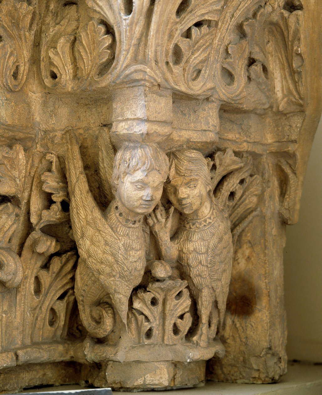 Top versierd met sirenes en vogels naar het model van die van de Kerk Saint Loup de Naud (Seine en Marne) 1170 door Romanesque