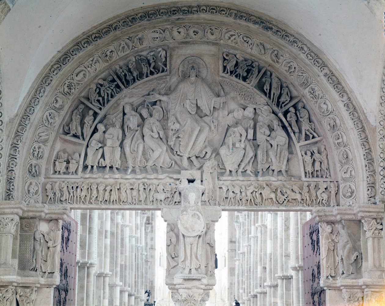 Vézelay Abdij (89), het timpaan van de Basiliek van Santa Maria Magdalena. 12e eeuw door Romanesque