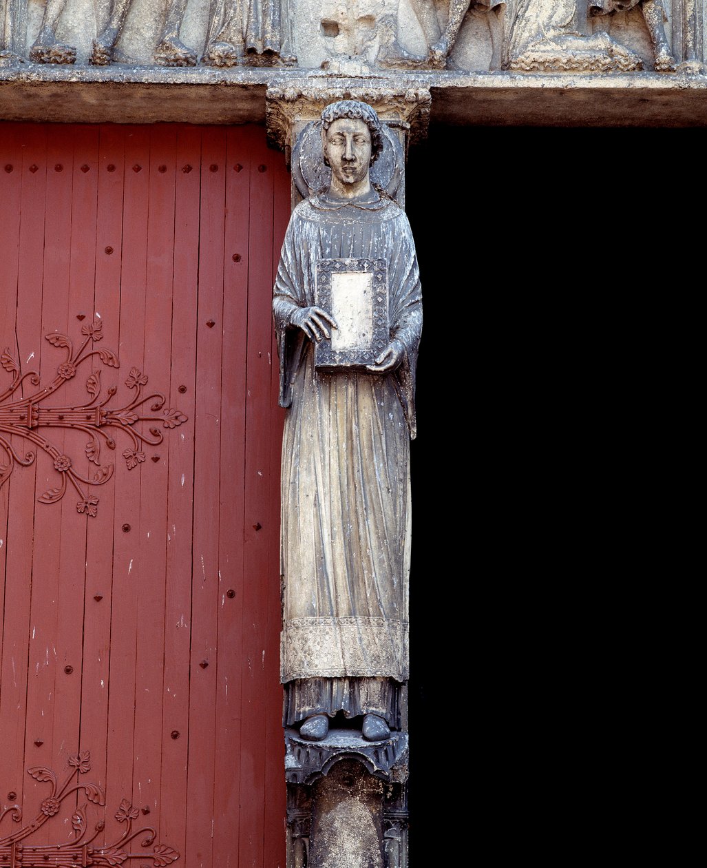 Zicht op een beeldhouwwerk op de centrale pilaar van het centrale portaal (1140-1200) door Romanesque