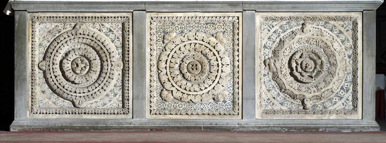 Zicht op het altaar bestaande uit marmeren platen door Romanesque