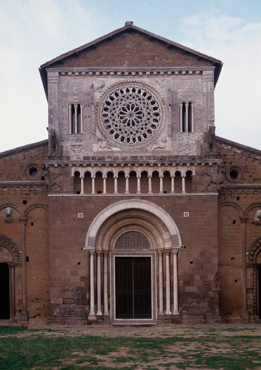 Gezicht op de gevel van de kerk van San Pietro, gerestaureerd in 1870, Tuscania, Italië door Romanesque