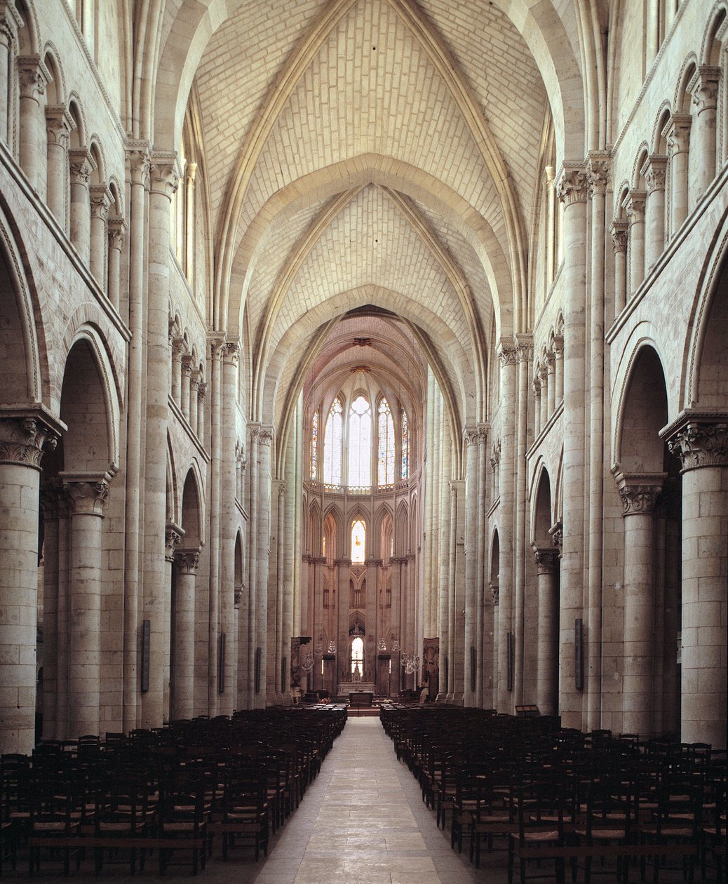 Overzicht van het schip door Romanesque
