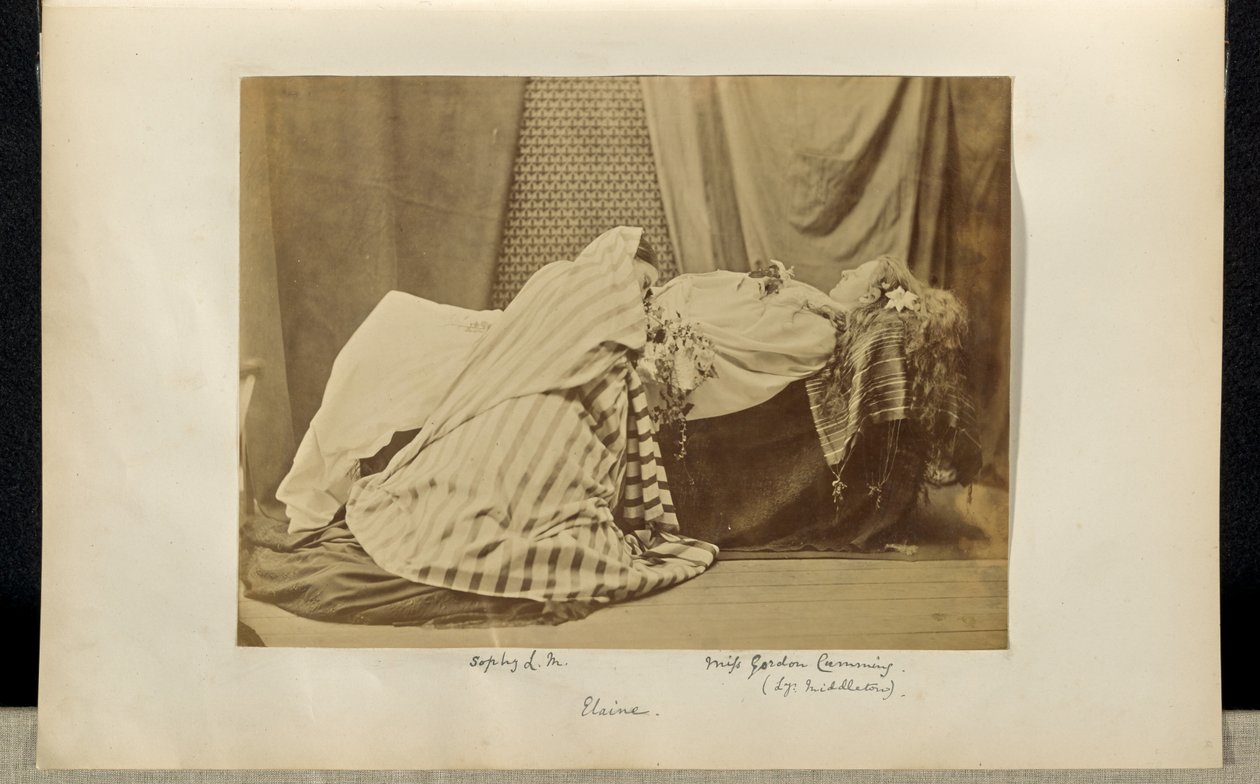 [Lady Middleton als "Elaine" en Sophy L.M. in Tableau Vivant uit "Idylls of the King"]. door Ronald Ruthven Leslie Melville