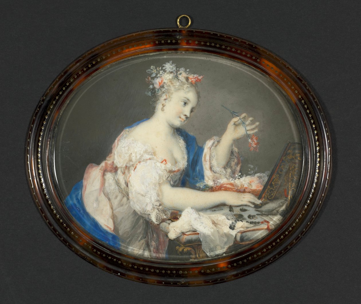Een Vrouw die Bloemen in Haar Haar Steekt, ca. 1710 door Rosalba Carriera