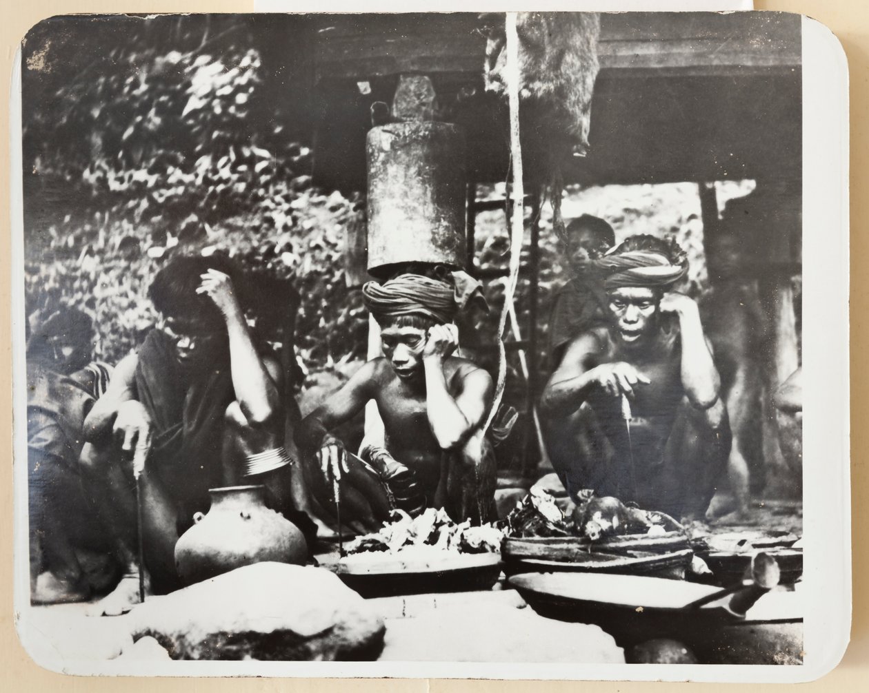 Ifugao-priesters tijdens een religieuze ceremonie, 1910 door Roy Barton