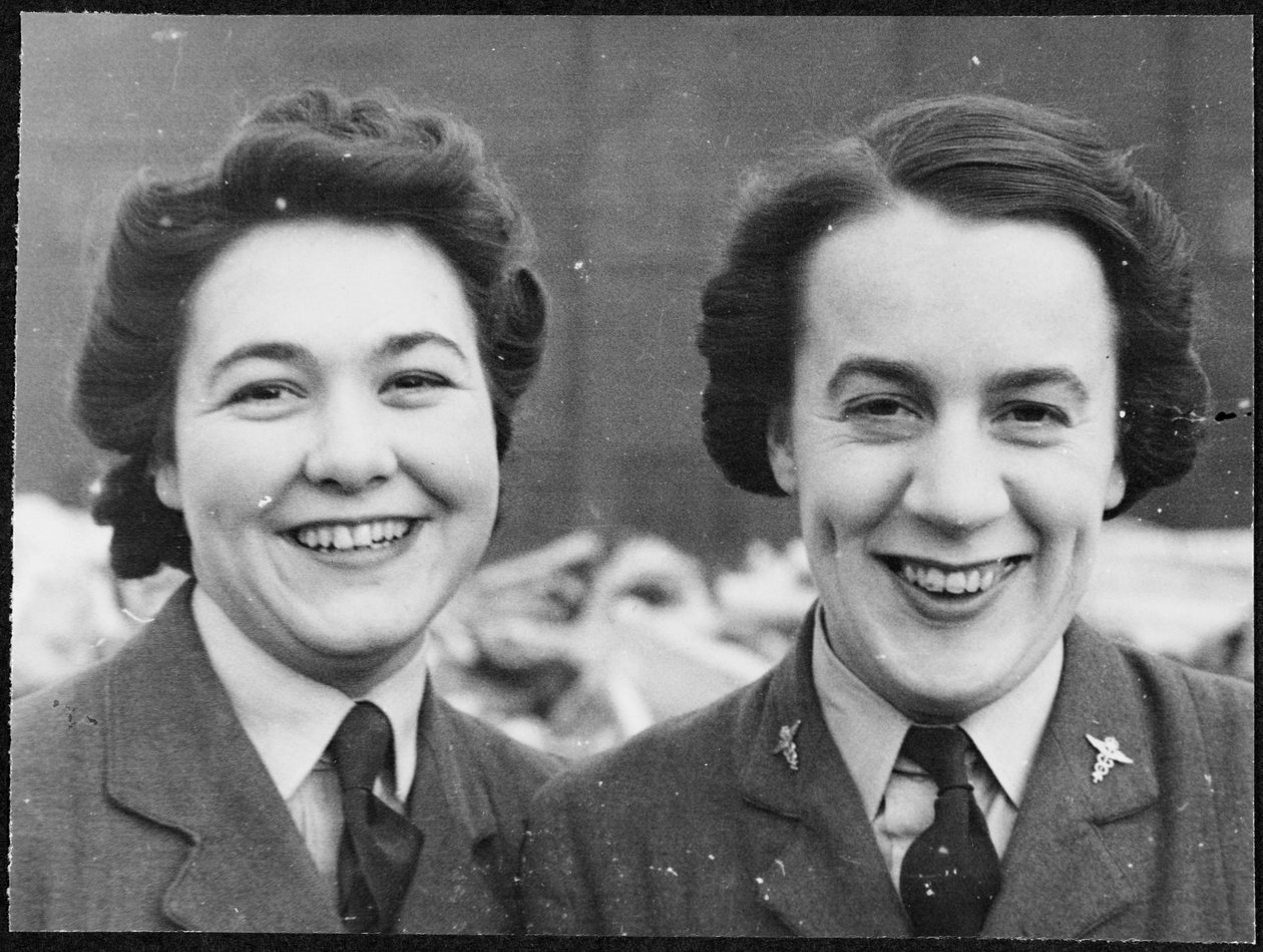 Portret van Georgie Frankland en Ethel Hopkins, Pinewood Studios door Royal Air Force Film Production Unit