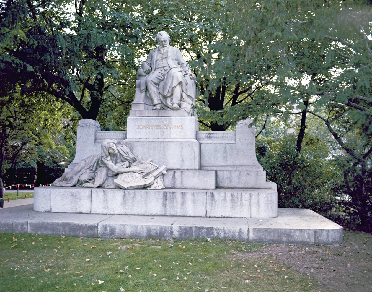 Monument voor Johannes Brahms (1833-97) 1908 (marmer) door Rudolf von Weyr